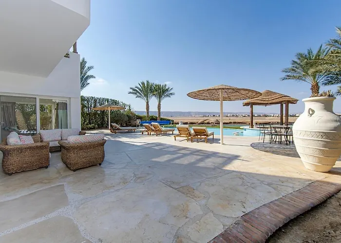 Stunning With Private Heatable Pool Villa