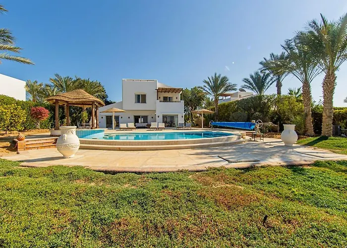 Stunning With Private Heatable Pool *
